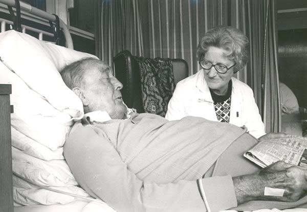 Cicely Saunders con un paziente