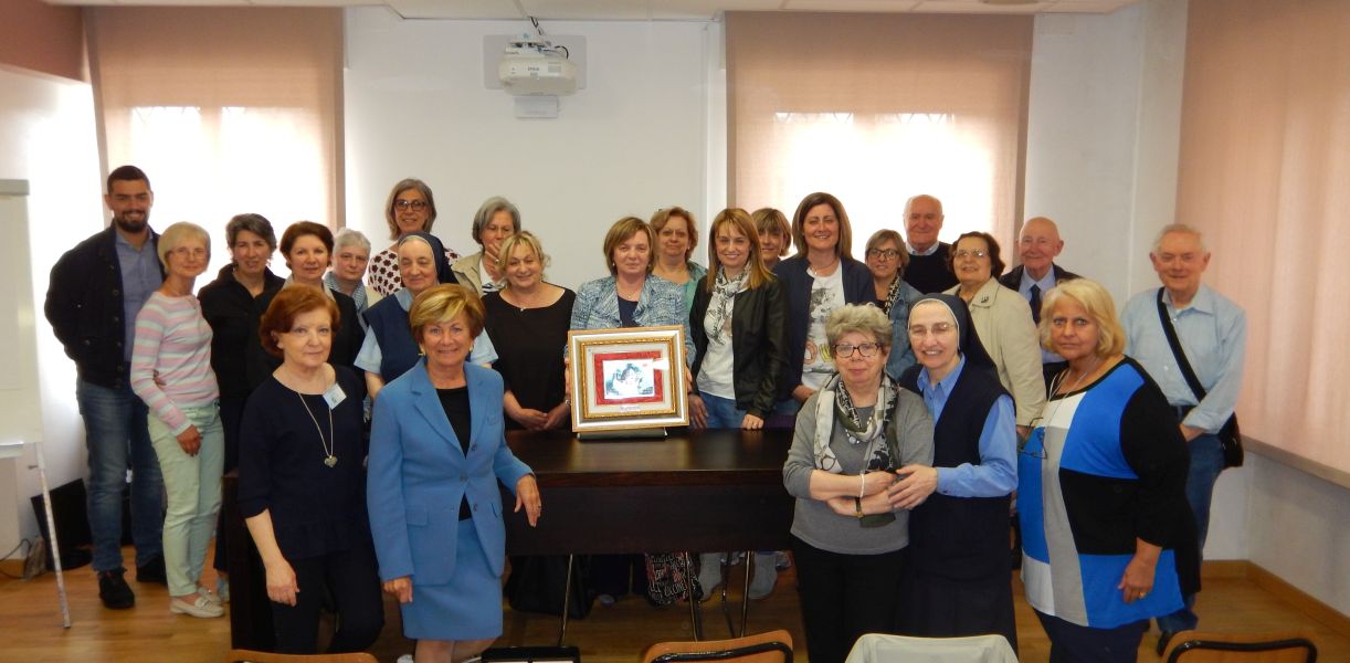 alcuni dei Soci e dei Volontari presenti con la targa del Premio Nazionale Adas Fidas